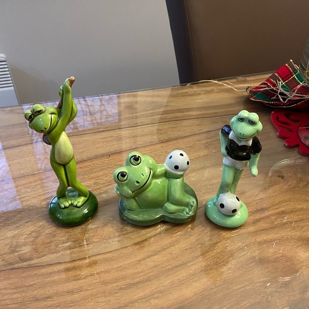 3 sport frogs
